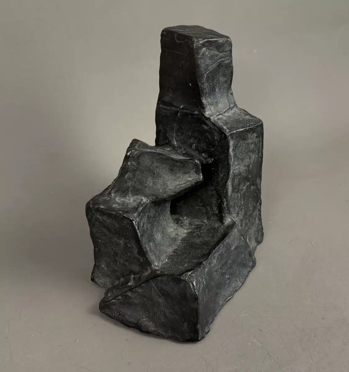 Fritz Wotruba (Wien 1907-1975) Kleine Sitzende Figur, 1952, schwarzbraune Patina, signiert F. Wotruba, Nr 297 von einer Auflage von 1000 arabisch nummerierten Exemplaren der Euro-Art, Höhe 21 cm, Gießerstempel: Venturi Arte und der Edition Euro Art – Bild 2