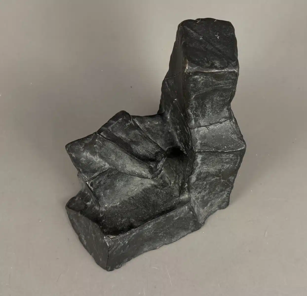 Fritz Wotruba (Wien 1907-1975) Kleine Sitzende Figur, 1952, schwarzbraune Patina, signiert F. Wotruba, Nr 297 von einer Auflage von 1000 arabisch nummerierten Exemplaren der Euro-Art, Höhe 21 cm, Gießerstempel: Venturi Arte und der Edition Euro Art – Bild 4