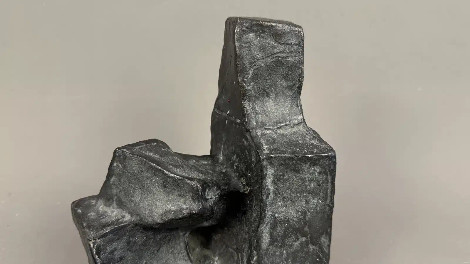 Fritz Wotruba (Wien 1907-1975) Kleine Sitzende Figur, 1952, schwarzbraune Patina, signiert F. Wotruba, Nr 297 von einer Auflage von 1000 arabisch nummerierten Exemplaren der Euro-Art, Höhe 21 cm, Gießerstempel: Venturi Arte und der Edition Euro Art – Bild 5