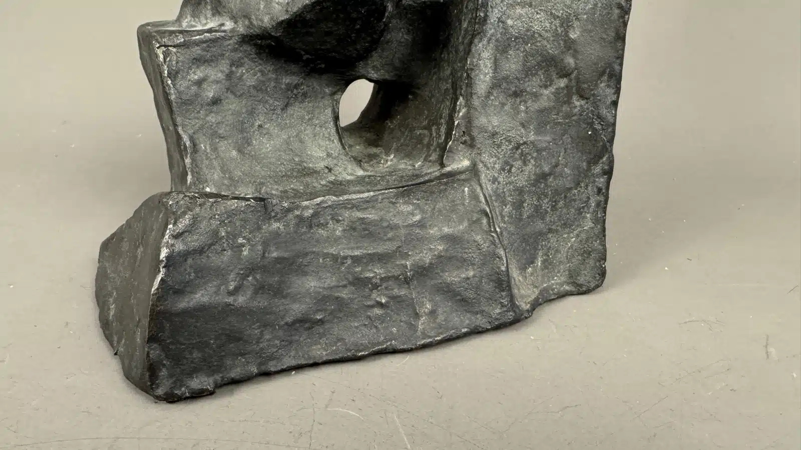 Fritz Wotruba (Wien 1907-1975) Kleine Sitzende Figur, 1952, schwarzbraune Patina, signiert F. Wotruba, Nr 297 von einer Auflage von 1000 arabisch nummerierten Exemplaren der Euro-Art, Höhe 21 cm, Gießerstempel: Venturi Arte und der Edition Euro Art – Bild 6