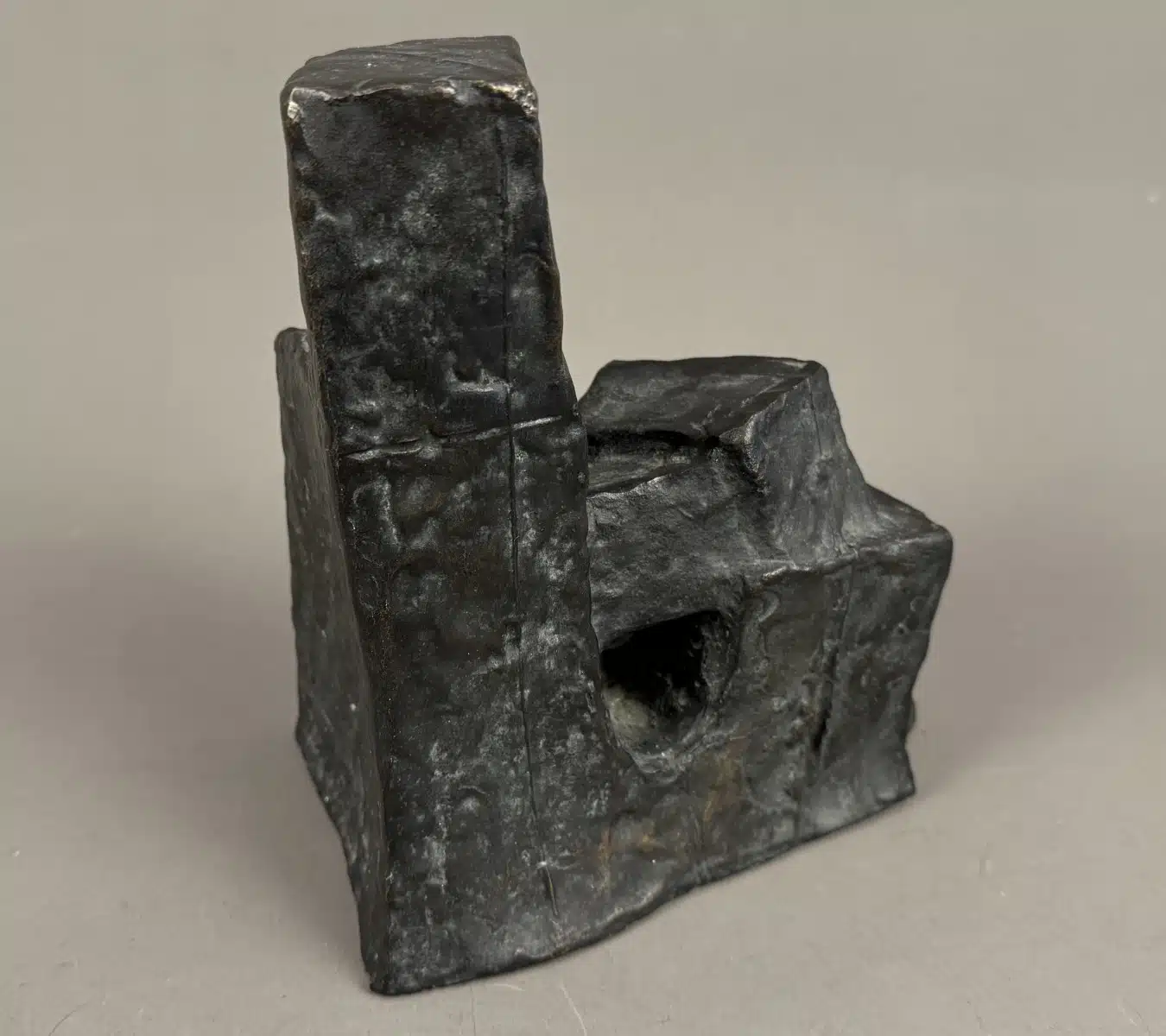 Fritz Wotruba (Wien 1907-1975) Kleine Sitzende Figur, 1952, schwarzbraune Patina, signiert F. Wotruba, Nr 297 von einer Auflage von 1000 arabisch nummerierten Exemplaren der Euro-Art, Höhe 21 cm, Gießerstempel: Venturi Arte und der Edition Euro Art – Bild 7