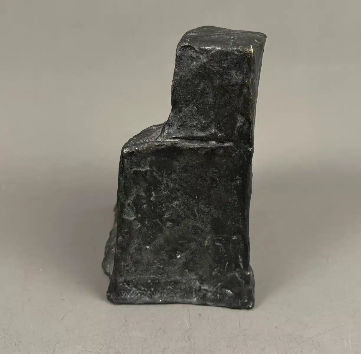Fritz Wotruba (Wien 1907-1975) Kleine Sitzende Figur, 1952, schwarzbraune Patina, signiert F. Wotruba, Nr 297 von einer Auflage von 1000 arabisch nummerierten Exemplaren der Euro-Art, Höhe 21 cm, Gießerstempel: Venturi Arte und der Edition Euro Art – Bild 8