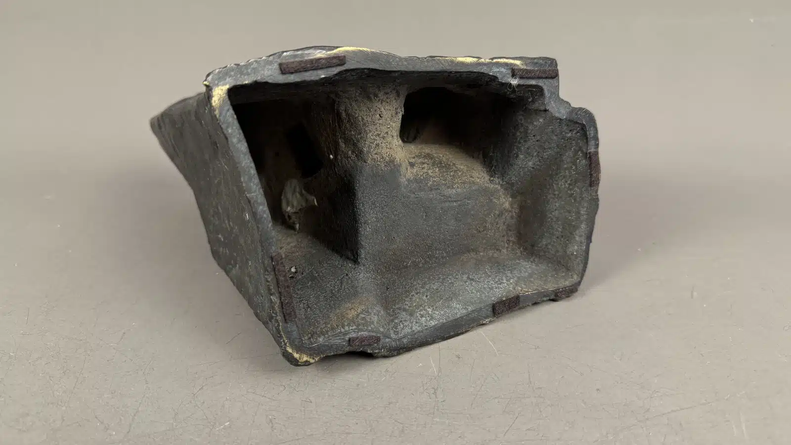 Fritz Wotruba (Wien 1907-1975) Kleine Sitzende Figur, 1952, schwarzbraune Patina, signiert F. Wotruba, Nr 297 von einer Auflage von 1000 arabisch nummerierten Exemplaren der Euro-Art, Höhe 21 cm, Gießerstempel: Venturi Arte und der Edition Euro Art – Bild 10