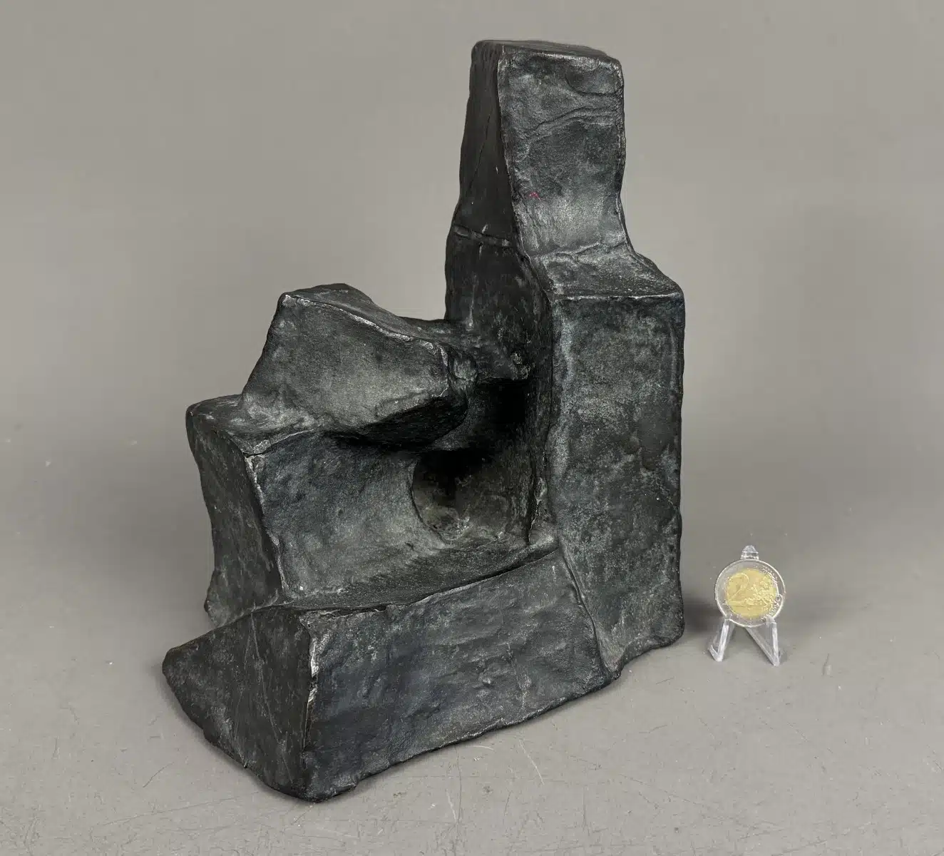 Fritz Wotruba (Wien 1907-1975) Kleine Sitzende Figur, 1952, schwarzbraune Patina, signiert F. Wotruba, Nr 297 von einer Auflage von 1000 arabisch nummerierten Exemplaren der Euro-Art, Höhe 21 cm, Gießerstempel: Venturi Arte und der Edition Euro Art – Bild 3