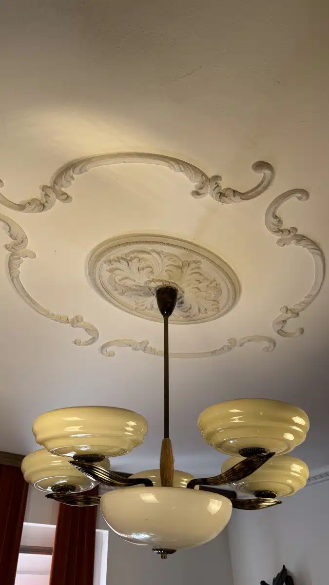 Jugendstil Kandelaber, 1920er Jahre, fünf prächtige cremefarbenen Glasschirme, Dm. 75 cm H 73 cm