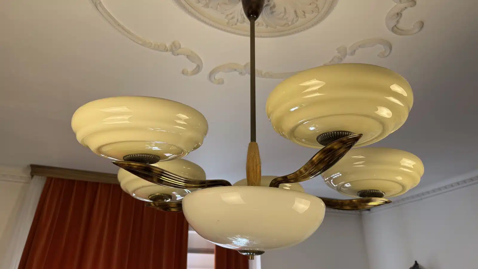Jugendstil Kandelaber, 1920er Jahre, fünf prächtige cremefarbenen Glasschirme, Dm. 75 cm H 73 cm – Bild 2