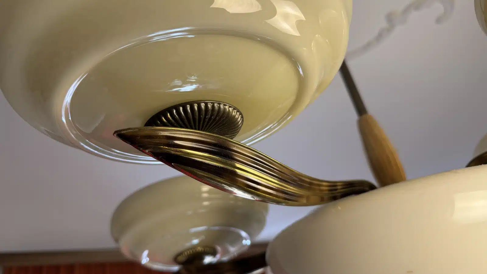 Jugendstil Kandelaber, 1920er Jahre, fünf prächtige cremefarbenen Glasschirme, Dm. 75 cm H 73 cm – Bild 3