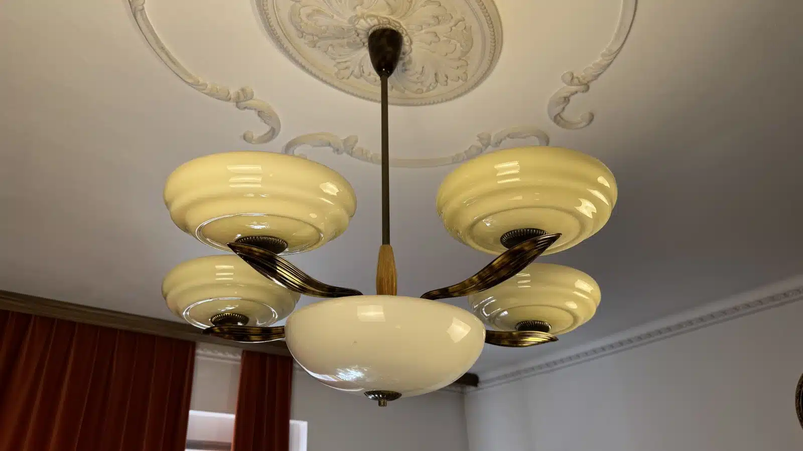 Jugendstil Kandelaber, 1920er Jahre, fünf prächtige cremefarbenen Glasschirme, Dm. 75 cm H 73 cm – Bild 4
