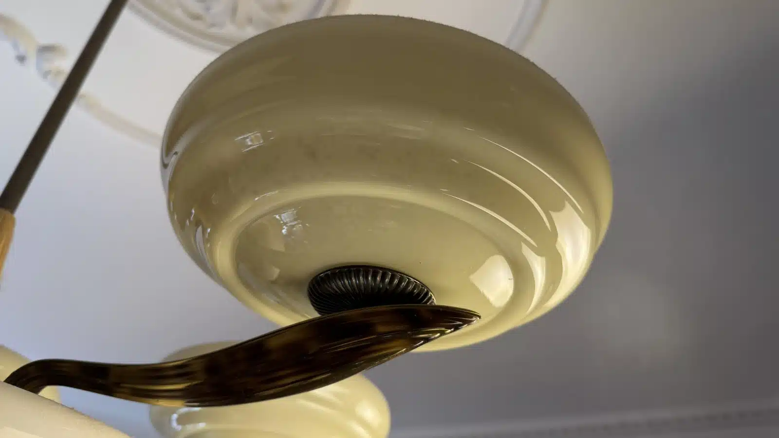 Jugendstil Kandelaber, 1920er Jahre, fünf prächtige cremefarbenen Glasschirme, Dm. 75 cm H 73 cm – Bild 5