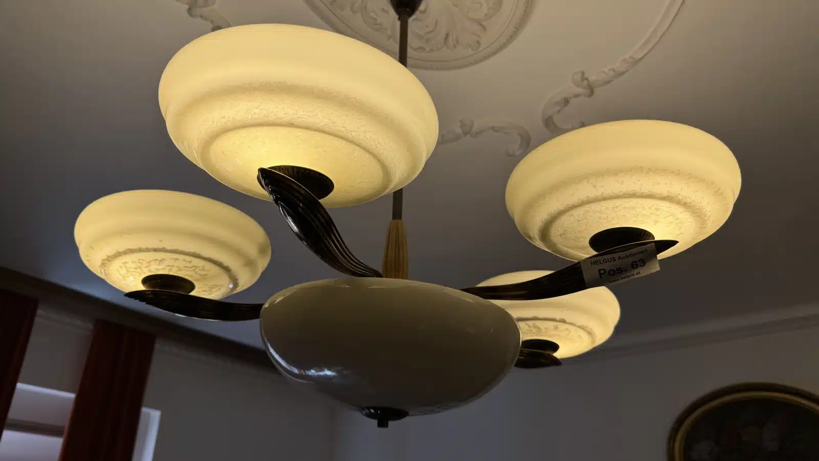 Jugendstil Kandelaber, 1920er Jahre, fünf prächtige cremefarbenen Glasschirme, Dm. 75 cm H 73 cm – Bild 6