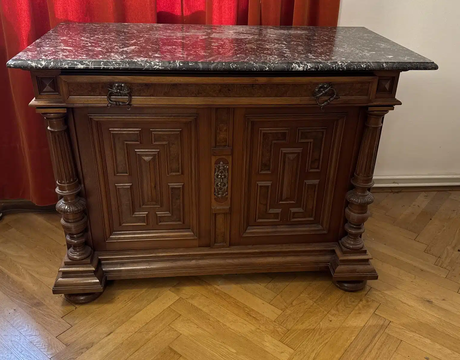 Historismus Anrichte, um 1880, Front mit einer Lade und zwei Türen mit floral-ornamental beschnitzten Rahmenfeldern, flankierende vorgestellte runde Säulen, Marmorplatte, Gelbmetallbeschläge, Schlösser, Schlüssel, Höhe ca. 85cm cm, Breite ca.118cm cm, Tiefe ca. 60cm cm,