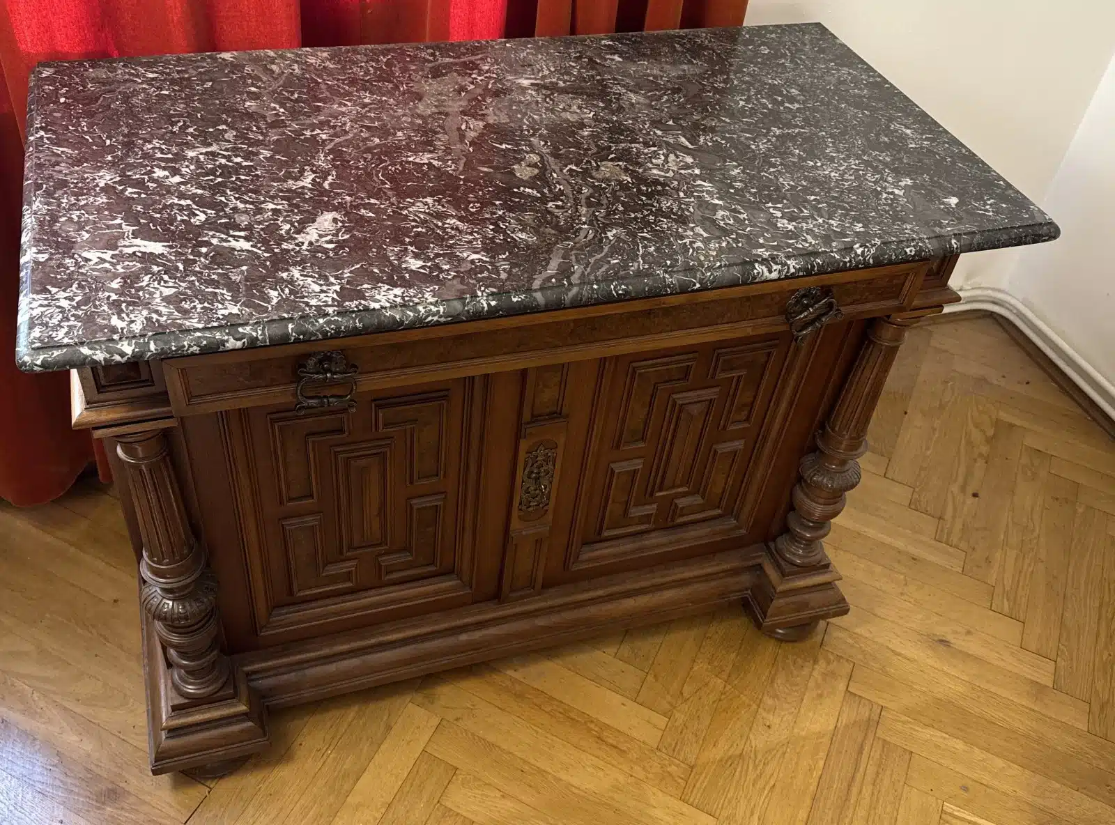 Historismus Anrichte, um 1880, Front mit einer Lade und zwei Türen mit floral-ornamental beschnitzten Rahmenfeldern, flankierende vorgestellte runde Säulen, Marmorplatte, Gelbmetallbeschläge, Schlösser, Schlüssel, Höhe ca. 85cm cm, Breite ca.118cm cm, Tiefe ca. 60cm cm, – Bild 2