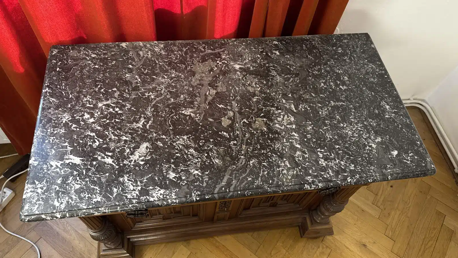 Historismus Anrichte, um 1880, Front mit einer Lade und zwei Türen mit floral-ornamental beschnitzten Rahmenfeldern, flankierende vorgestellte runde Säulen, Marmorplatte, Gelbmetallbeschläge, Schlösser, Schlüssel, Höhe ca. 85cm cm, Breite ca.118cm cm, Tiefe ca. 60cm cm, – Bild 3