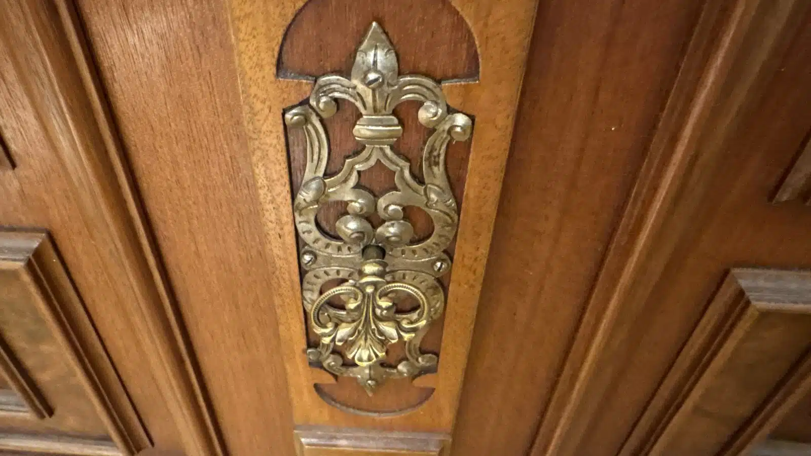 Historismus Anrichte, um 1880, Front mit einer Lade und zwei Türen mit floral-ornamental beschnitzten Rahmenfeldern, flankierende vorgestellte runde Säulen, Marmorplatte, Gelbmetallbeschläge, Schlösser, Schlüssel, Höhe ca. 85cm cm, Breite ca.118cm cm, Tiefe ca. 60cm cm, – Bild 4