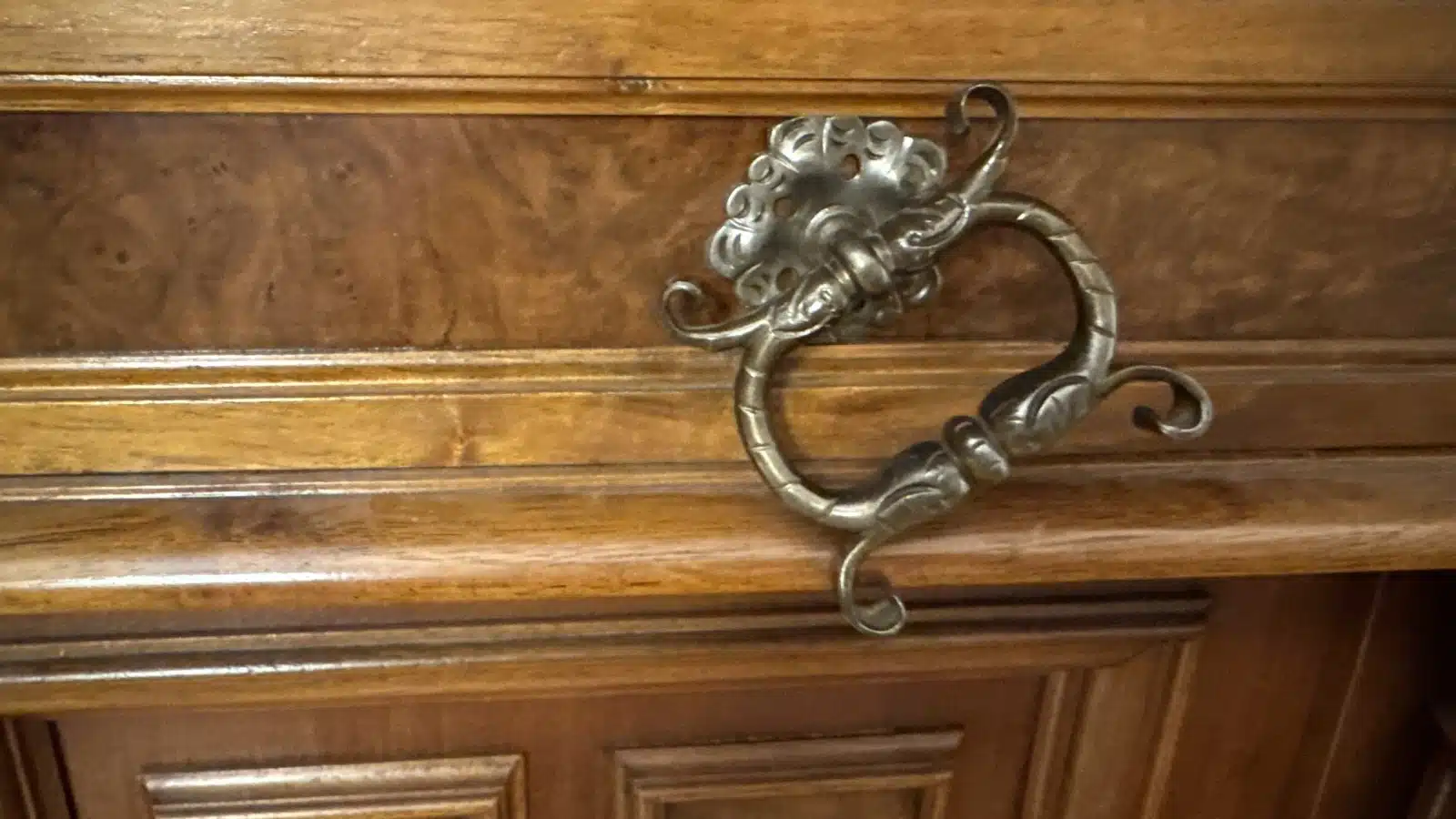 Historismus Anrichte, um 1880, Front mit einer Lade und zwei Türen mit floral-ornamental beschnitzten Rahmenfeldern, flankierende vorgestellte runde Säulen, Marmorplatte, Gelbmetallbeschläge, Schlösser, Schlüssel, Höhe ca. 85cm cm, Breite ca.118cm cm, Tiefe ca. 60cm cm, – Bild 5