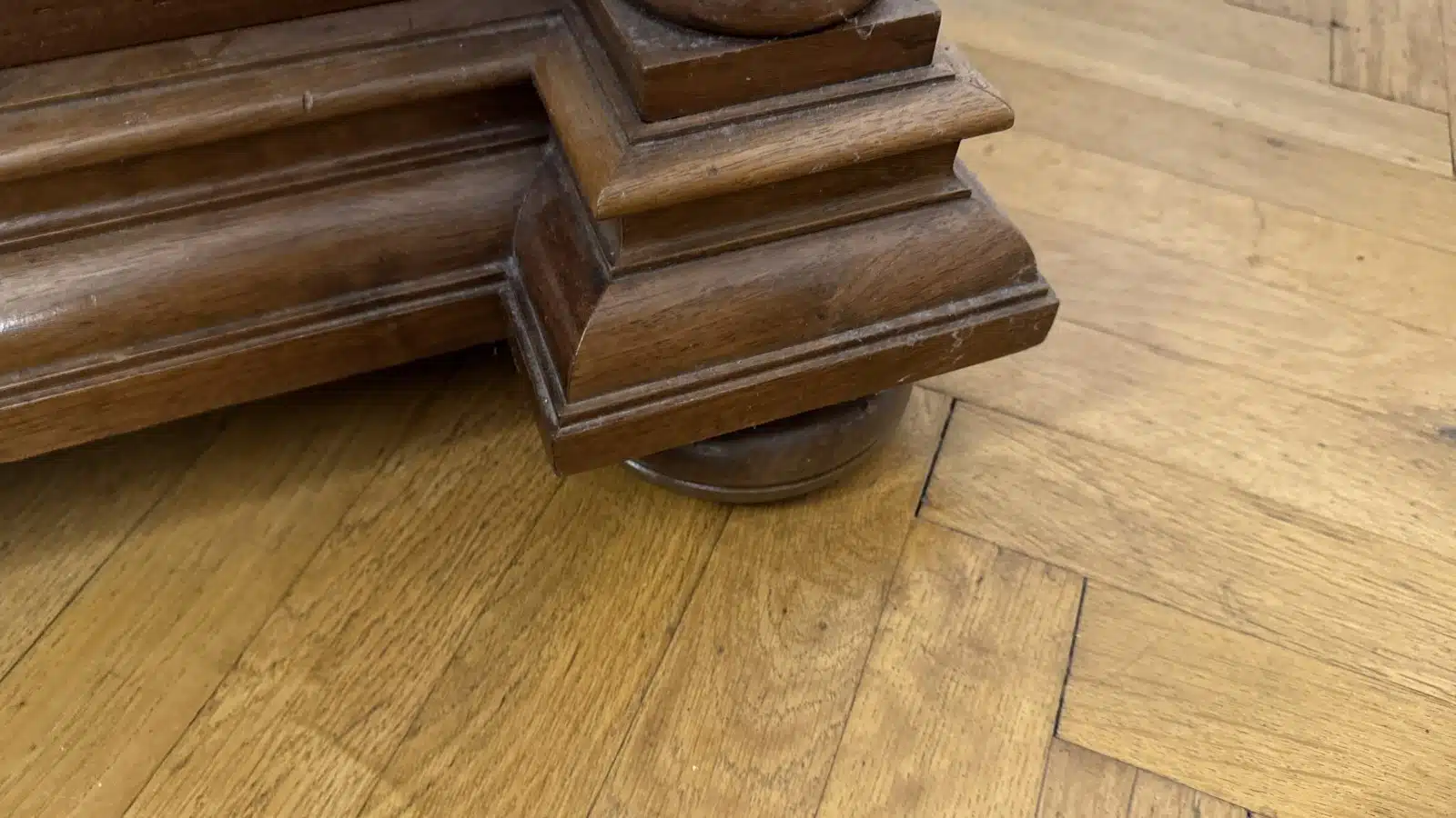 Historismus Anrichte, um 1880, Front mit einer Lade und zwei Türen mit floral-ornamental beschnitzten Rahmenfeldern, flankierende vorgestellte runde Säulen, Marmorplatte, Gelbmetallbeschläge, Schlösser, Schlüssel, Höhe ca. 85cm cm, Breite ca.118cm cm, Tiefe ca. 60cm cm, – Bild 6