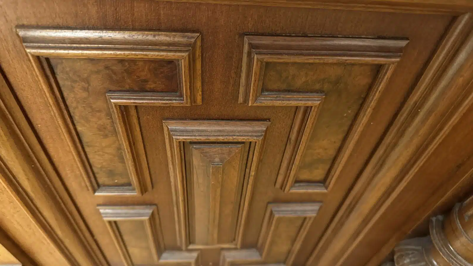 Historismus Anrichte, um 1880, Front mit einer Lade und zwei Türen mit floral-ornamental beschnitzten Rahmenfeldern, flankierende vorgestellte runde Säulen, Marmorplatte, Gelbmetallbeschläge, Schlösser, Schlüssel, Höhe ca. 85cm cm, Breite ca.118cm cm, Tiefe ca. 60cm cm, – Bild 7