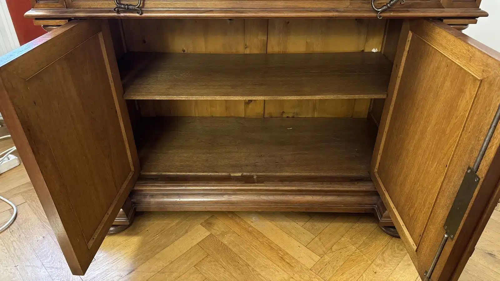 Historismus Anrichte, um 1880, Front mit einer Lade und zwei Türen mit floral-ornamental beschnitzten Rahmenfeldern, flankierende vorgestellte runde Säulen, Marmorplatte, Gelbmetallbeschläge, Schlösser, Schlüssel, Höhe ca. 85cm cm, Breite ca.118cm cm, Tiefe ca. 60cm cm, – Bild 8