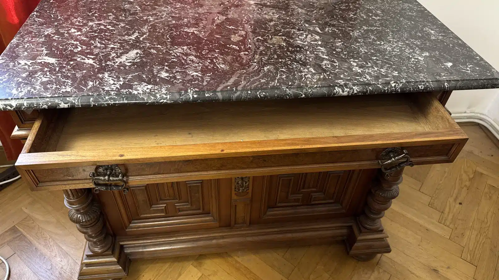 Historismus Anrichte, um 1880, Front mit einer Lade und zwei Türen mit floral-ornamental beschnitzten Rahmenfeldern, flankierende vorgestellte runde Säulen, Marmorplatte, Gelbmetallbeschläge, Schlösser, Schlüssel, Höhe ca. 85cm cm, Breite ca.118cm cm, Tiefe ca. 60cm cm, – Bild 9