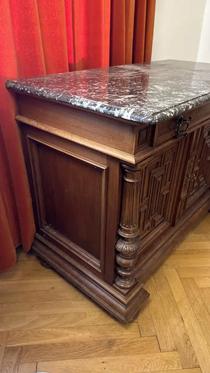 Historismus Anrichte, um 1880, Front mit einer Lade und zwei Türen mit floral-ornamental beschnitzten Rahmenfeldern, flankierende vorgestellte runde Säulen, Marmorplatte, Gelbmetallbeschläge, Schlösser, Schlüssel, Höhe ca. 85cm cm, Breite ca.118cm cm, Tiefe ca. 60cm cm, – Bild 10