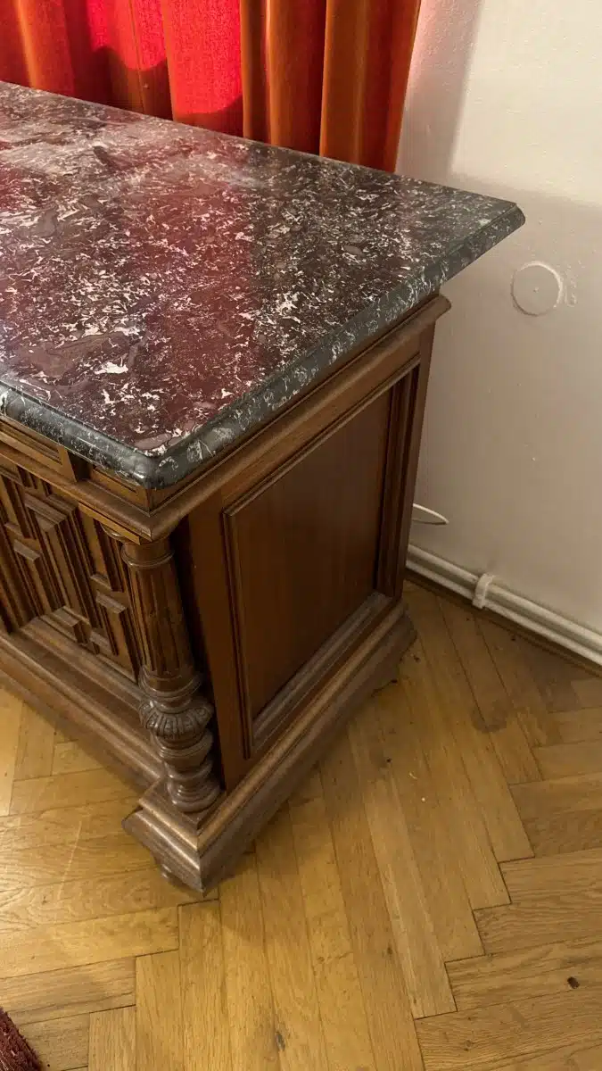 Historismus Anrichte, um 1880, Front mit einer Lade und zwei Türen mit floral-ornamental beschnitzten Rahmenfeldern, flankierende vorgestellte runde Säulen, Marmorplatte, Gelbmetallbeschläge, Schlösser, Schlüssel, Höhe ca. 85cm cm, Breite ca.118cm cm, Tiefe ca. 60cm cm, – Bild 11