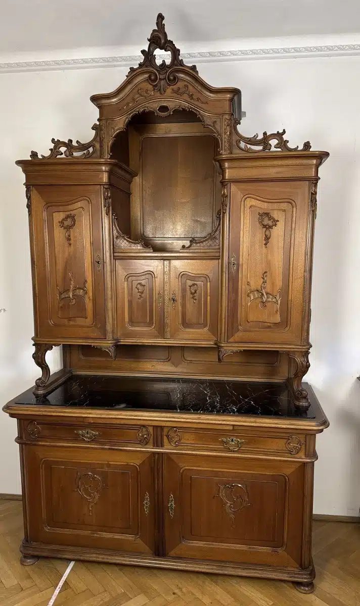 Pfeiferlbarock, Prächtige Wiener Aufsatzkredenz, wunderschönen Schnitzereien. Marmorplatte, Historismus - um 1880, Der Aufsatz kann getrennt transportiert werden.