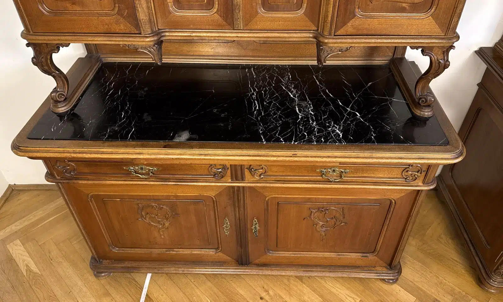 Pfeiferlbarock, Prächtige Wiener Aufsatzkredenz, wunderschönen Schnitzereien. Marmorplatte, Historismus - um 1880, Der Aufsatz kann getrennt transportiert werden. – Bild 3