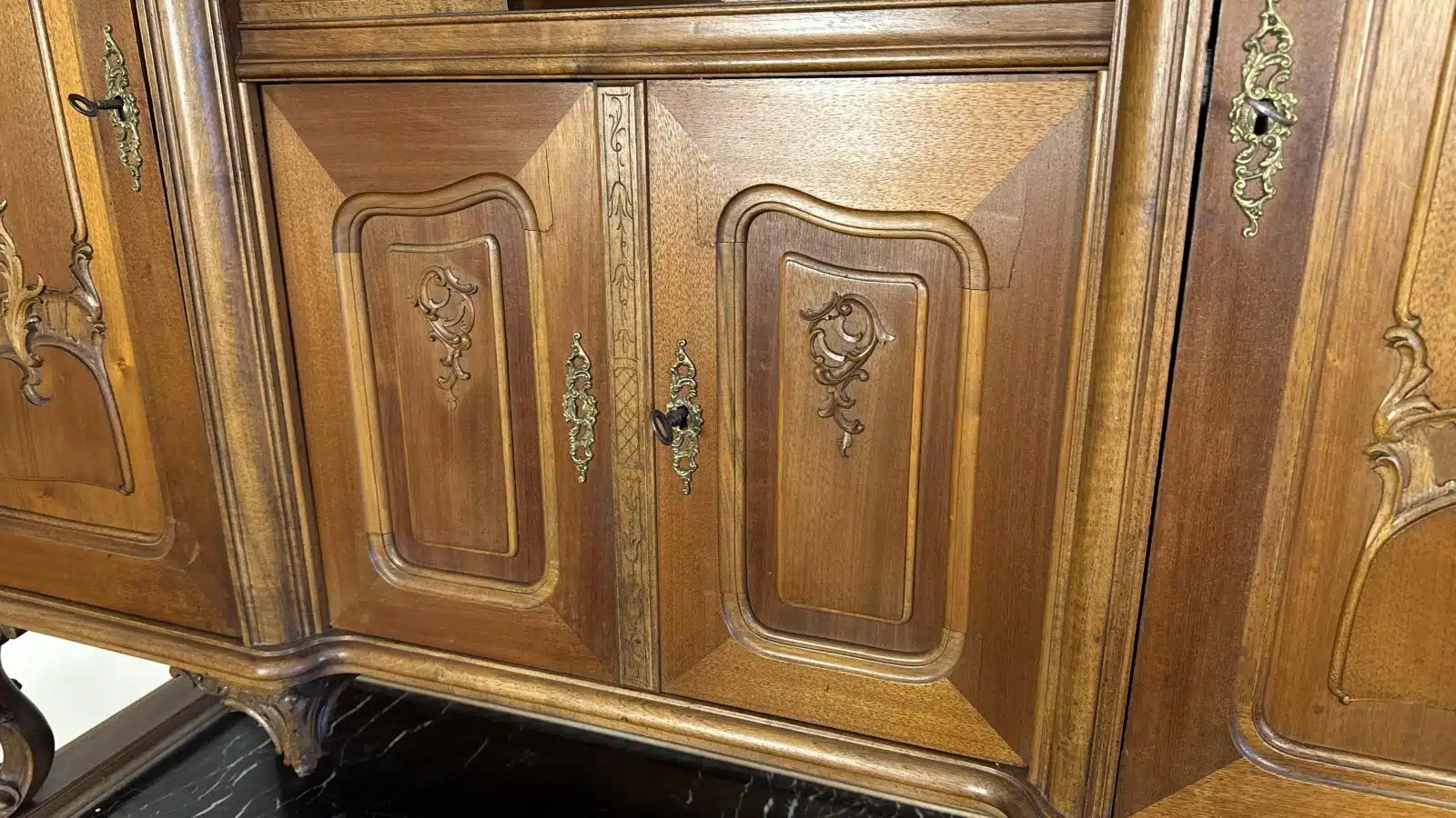 Pfeiferlbarock, Prächtige Wiener Aufsatzkredenz, wunderschönen Schnitzereien. Marmorplatte, Historismus - um 1880, Der Aufsatz kann getrennt transportiert werden. – Bild 4