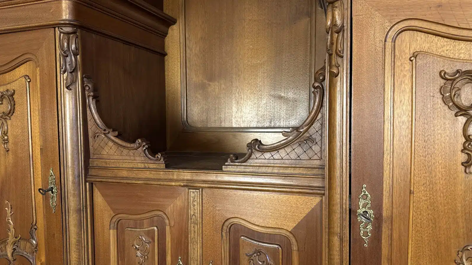 Pfeiferlbarock, Prächtige Wiener Aufsatzkredenz, wunderschönen Schnitzereien. Marmorplatte, Historismus - um 1880, Der Aufsatz kann getrennt transportiert werden. – Bild 5