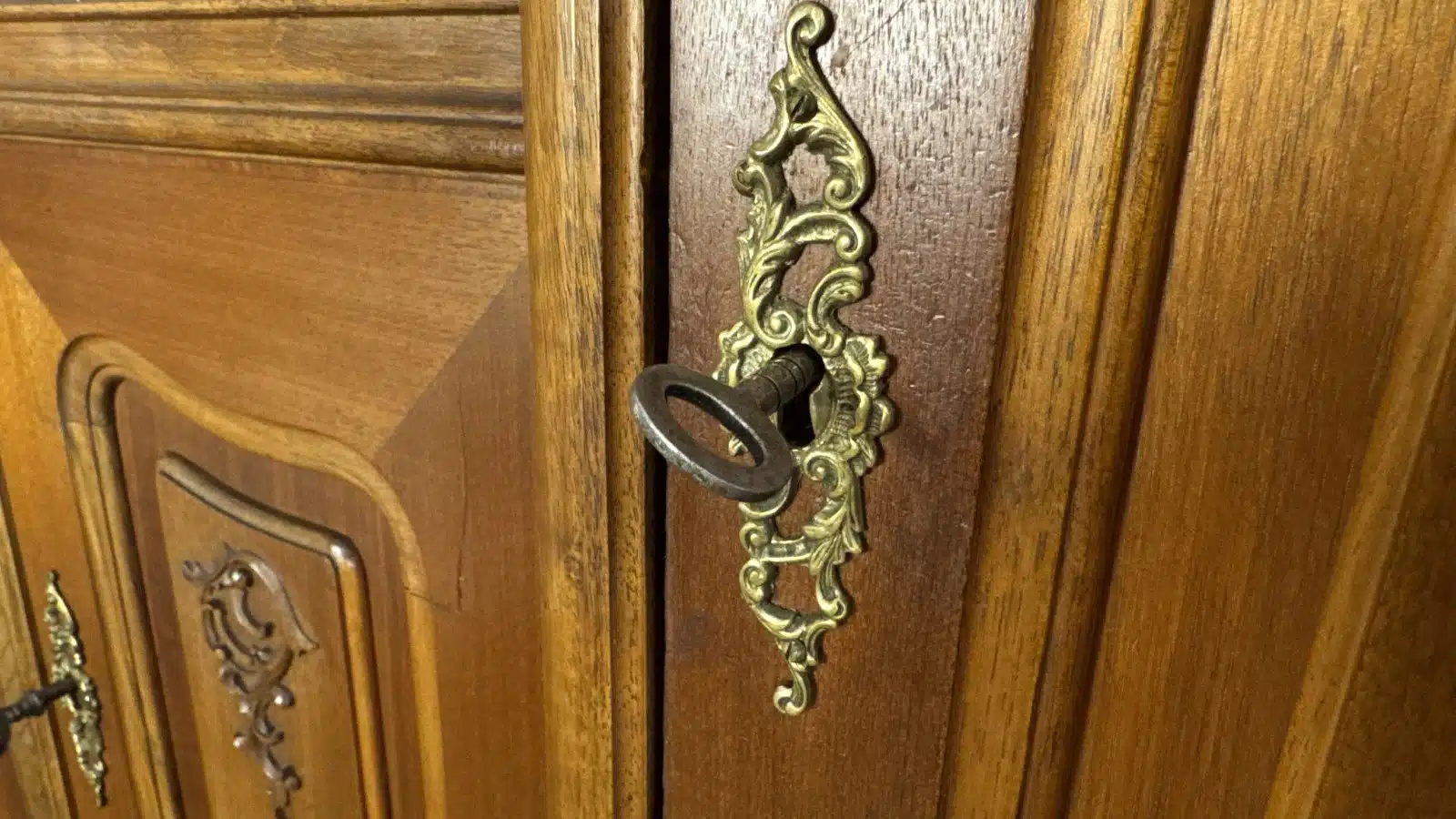 Pfeiferlbarock, Prächtige Wiener Aufsatzkredenz, wunderschönen Schnitzereien. Marmorplatte, Historismus - um 1880, Der Aufsatz kann getrennt transportiert werden. – Bild 9