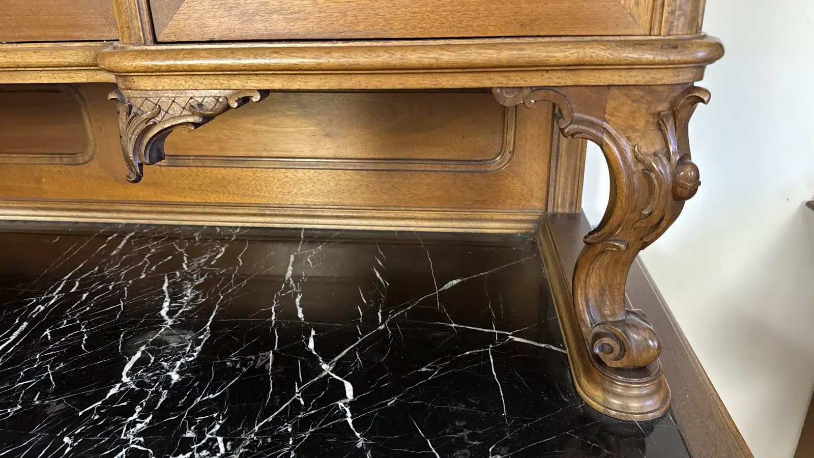 Pfeiferlbarock, Prächtige Wiener Aufsatzkredenz, wunderschönen Schnitzereien. Marmorplatte, Historismus - um 1880, Der Aufsatz kann getrennt transportiert werden. – Bild 13