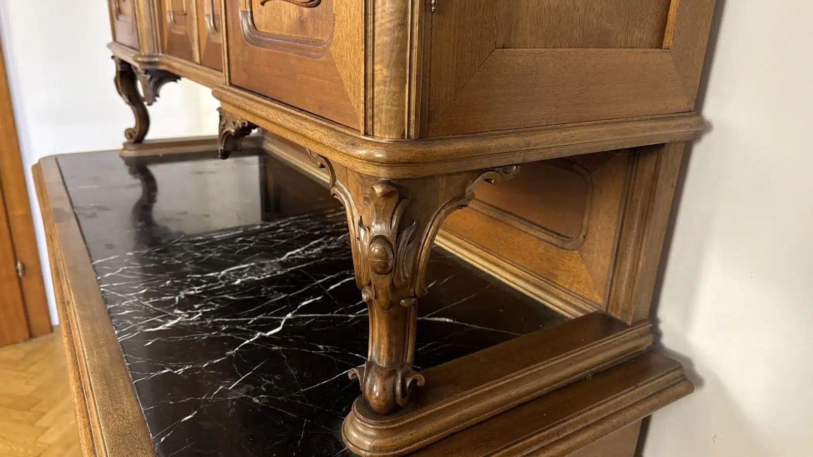 Pfeiferlbarock, Prächtige Wiener Aufsatzkredenz, wunderschönen Schnitzereien. Marmorplatte, Historismus - um 1880, Der Aufsatz kann getrennt transportiert werden. – Bild 14