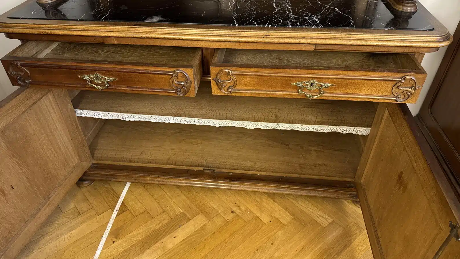 Pfeiferlbarock, Prächtige Wiener Aufsatzkredenz, wunderschönen Schnitzereien. Marmorplatte, Historismus - um 1880, Der Aufsatz kann getrennt transportiert werden. – Bild 18