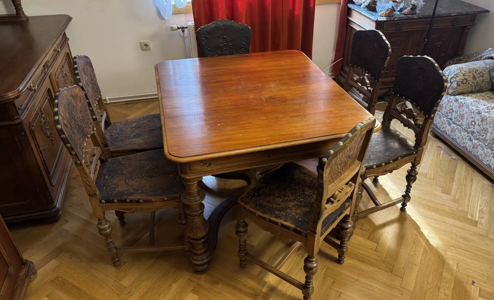 Gründerzeit Speisezimmer Sitzgruppe, um 1880, gedrechselt und plastisch beschnitzt, bestehend aus: 1 rechteckiger Tisch mit Kreuz stegverbindung, Plattengröße 123 x 104 cm, H 79cm zuzüglich 5 Sessel in gleicher Ausführung, Sitze und Lehnteile mit geprägter Lederbespannung,