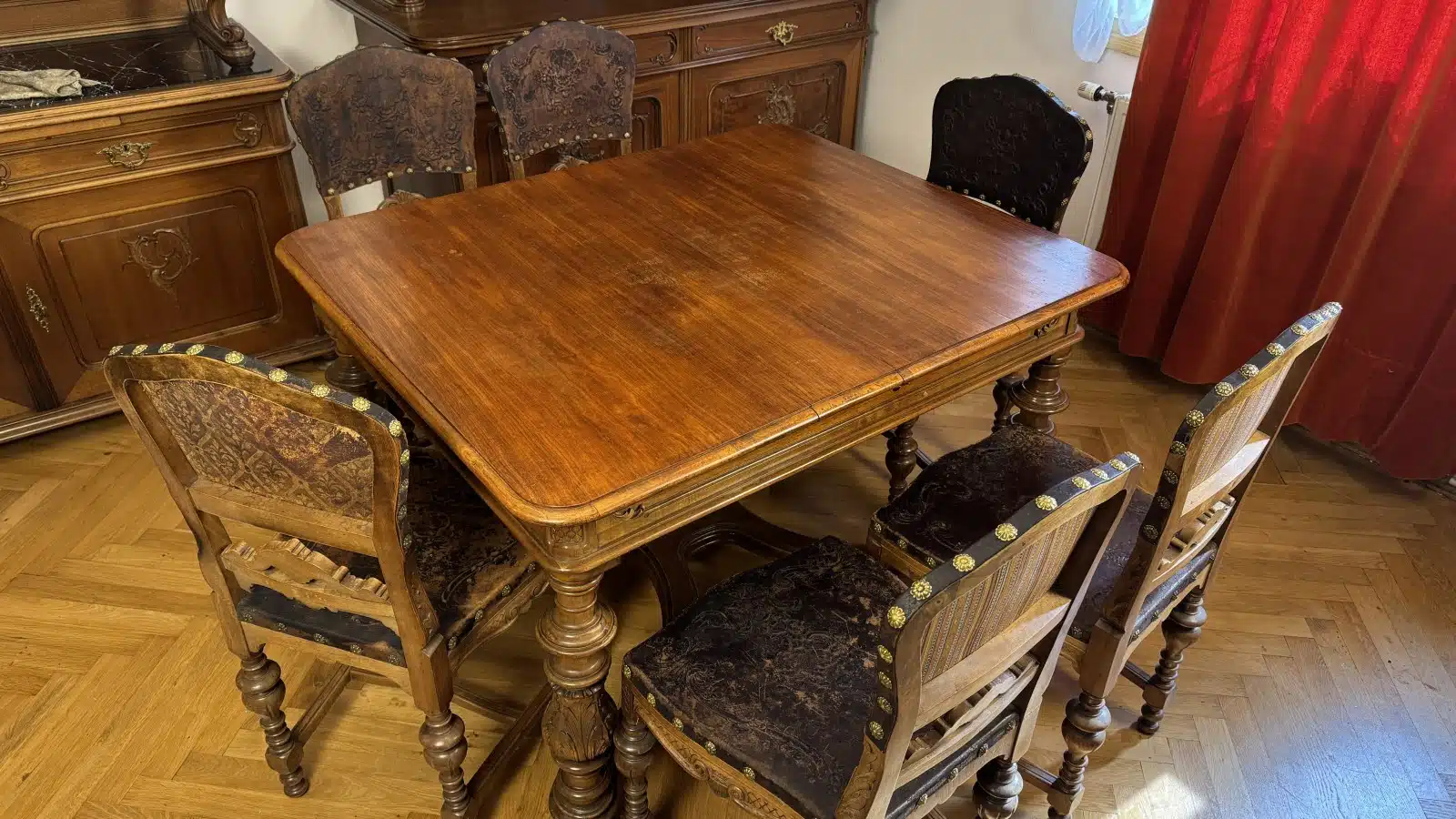 Gründerzeit Speisezimmer Sitzgruppe, um 1880, gedrechselt und plastisch beschnitzt, bestehend aus: 1 rechteckiger Tisch mit Kreuz stegverbindung, Plattengröße 123 x 104 cm, H 79cm zuzüglich 5 Sessel in gleicher Ausführung, Sitze und Lehnteile mit geprägter Lederbespannung, – Bild 2