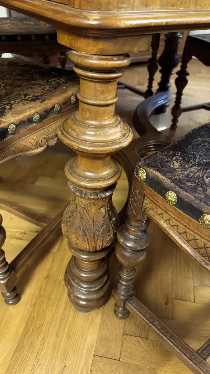 Gründerzeit Speisezimmer Sitzgruppe, um 1880, gedrechselt und plastisch beschnitzt, bestehend aus: 1 rechteckiger Tisch mit Kreuz stegverbindung, Plattengröße 123 x 104 cm, H 79cm zuzüglich 5 Sessel in gleicher Ausführung, Sitze und Lehnteile mit geprägter Lederbespannung, – Bild 3