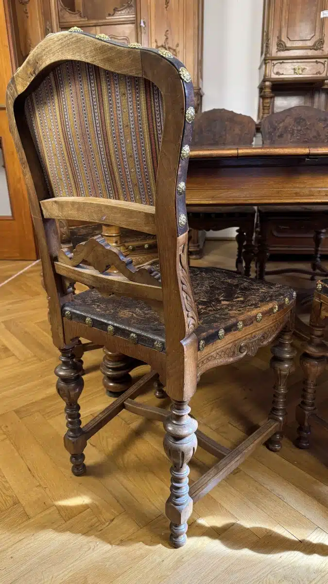 Gründerzeit Speisezimmer Sitzgruppe, um 1880, gedrechselt und plastisch beschnitzt, bestehend aus: 1 rechteckiger Tisch mit Kreuz stegverbindung, Plattengröße 123 x 104 cm, H 79cm zuzüglich 5 Sessel in gleicher Ausführung, Sitze und Lehnteile mit geprägter Lederbespannung, – Bild 5