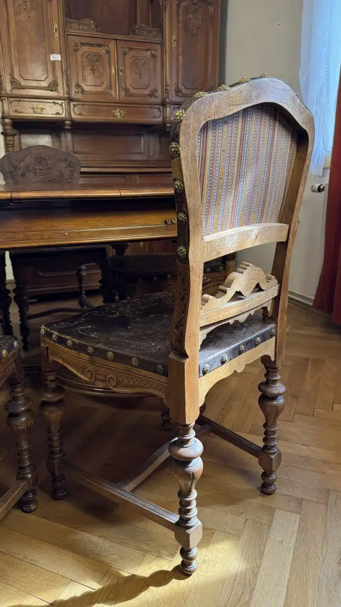 Gründerzeit Speisezimmer Sitzgruppe, um 1880, gedrechselt und plastisch beschnitzt, bestehend aus: 1 rechteckiger Tisch mit Kreuz stegverbindung, Plattengröße 123 x 104 cm, H 79cm zuzüglich 5 Sessel in gleicher Ausführung, Sitze und Lehnteile mit geprägter Lederbespannung, – Bild 6