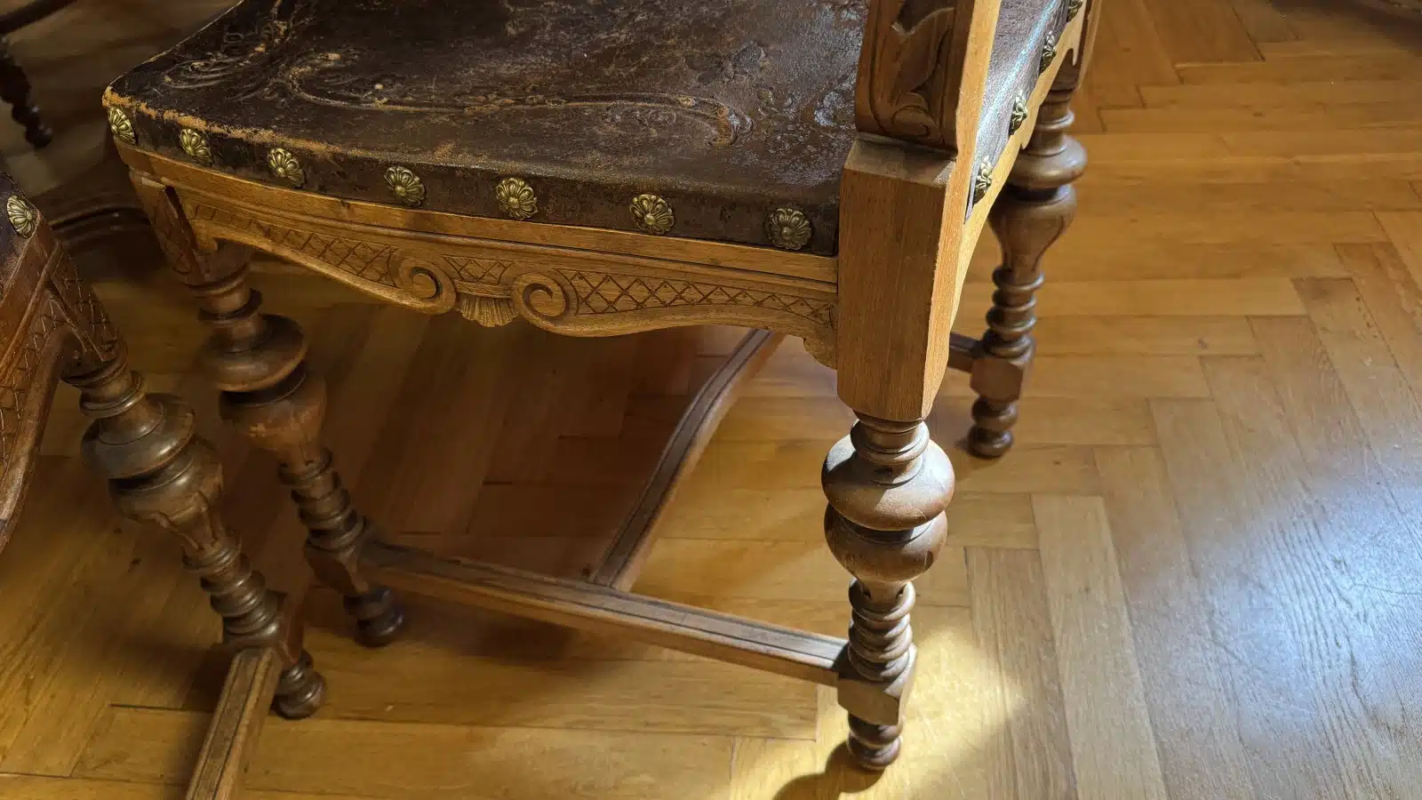 Gründerzeit Speisezimmer Sitzgruppe, um 1880, gedrechselt und plastisch beschnitzt, bestehend aus: 1 rechteckiger Tisch mit Kreuz stegverbindung, Plattengröße 123 x 104 cm, H 79cm zuzüglich 5 Sessel in gleicher Ausführung, Sitze und Lehnteile mit geprägter Lederbespannung, – Bild 7