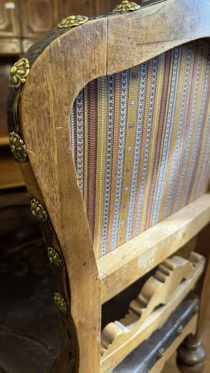 Gründerzeit Speisezimmer Sitzgruppe, um 1880, gedrechselt und plastisch beschnitzt, bestehend aus: 1 rechteckiger Tisch mit Kreuz stegverbindung, Plattengröße 123 x 104 cm, H 79cm zuzüglich 5 Sessel in gleicher Ausführung, Sitze und Lehnteile mit geprägter Lederbespannung, – Bild 8