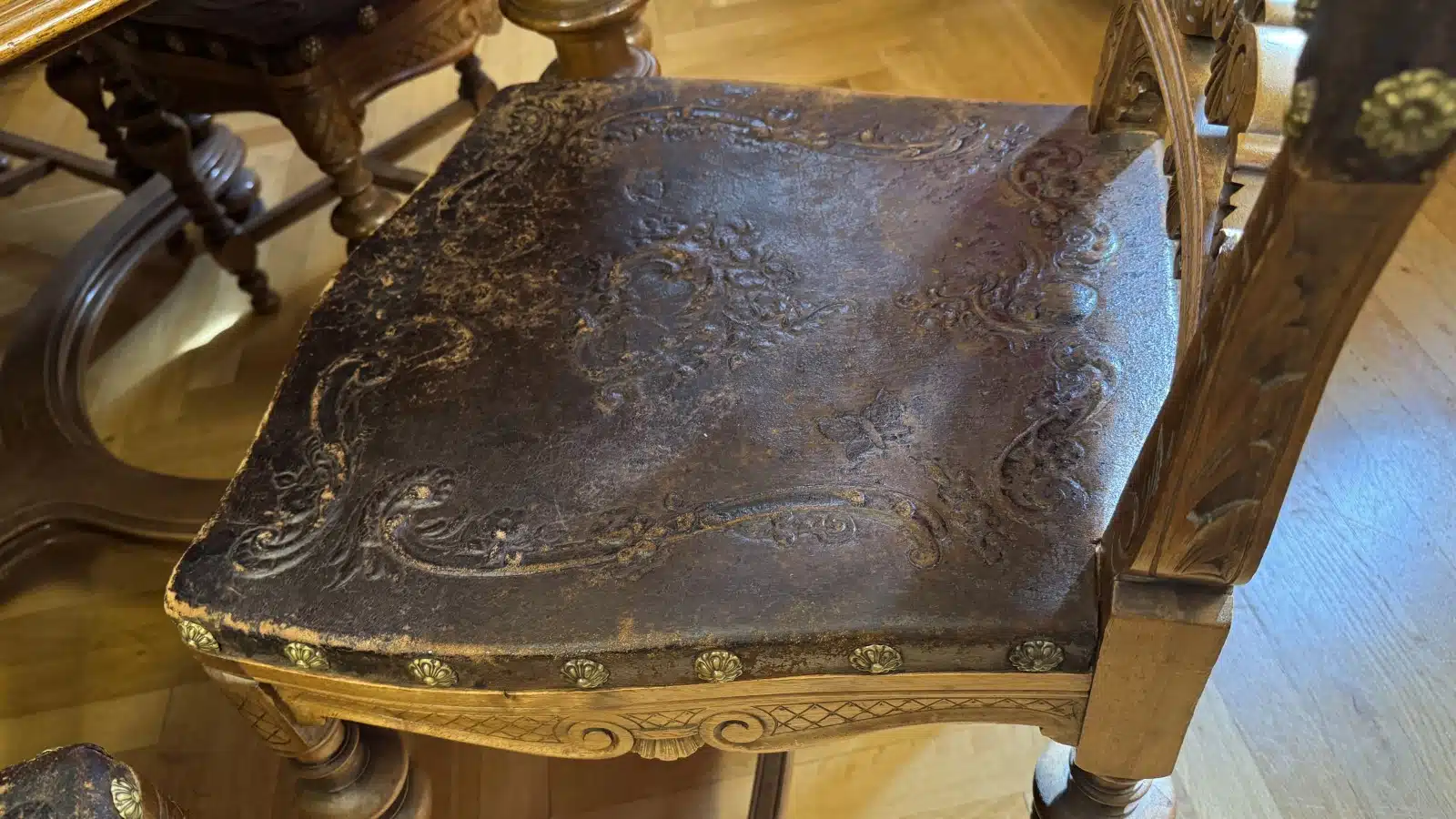 Gründerzeit Speisezimmer Sitzgruppe, um 1880, gedrechselt und plastisch beschnitzt, bestehend aus: 1 rechteckiger Tisch mit Kreuz stegverbindung, Plattengröße 123 x 104 cm, H 79cm zuzüglich 5 Sessel in gleicher Ausführung, Sitze und Lehnteile mit geprägter Lederbespannung, – Bild 9