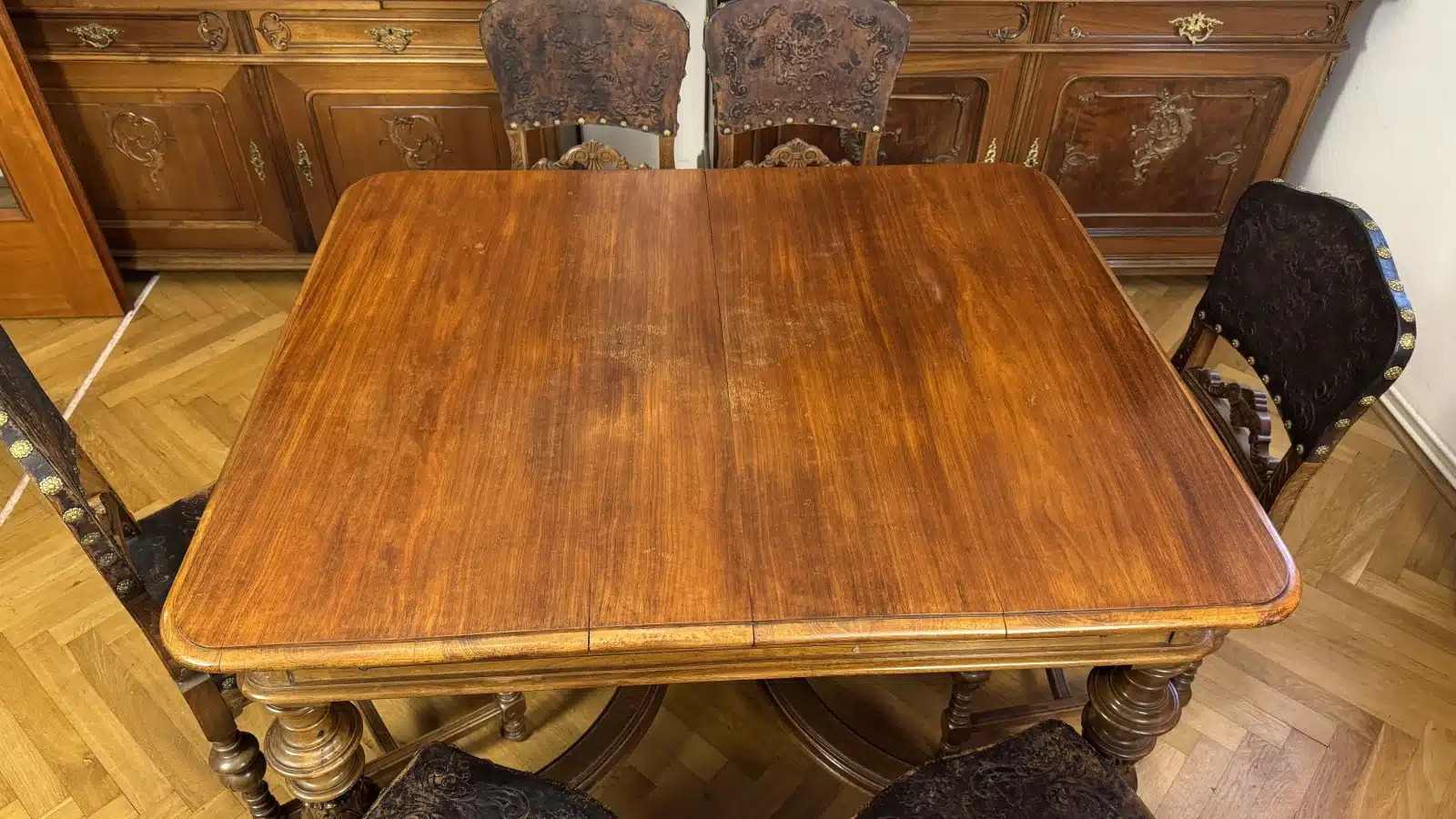 Gründerzeit Speisezimmer Sitzgruppe, um 1880, gedrechselt und plastisch beschnitzt, bestehend aus: 1 rechteckiger Tisch mit Kreuz stegverbindung, Plattengröße 123 x 104 cm, H 79cm zuzüglich 5 Sessel in gleicher Ausführung, Sitze und Lehnteile mit geprägter Lederbespannung, – Bild 10