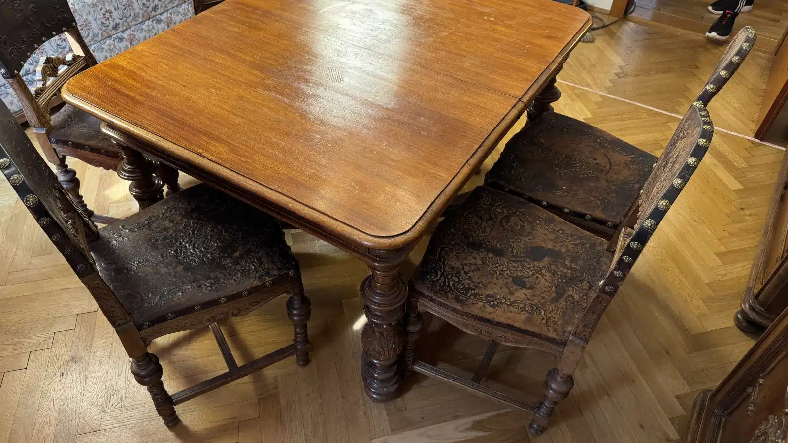 Gründerzeit Speisezimmer Sitzgruppe, um 1880, gedrechselt und plastisch beschnitzt, bestehend aus: 1 rechteckiger Tisch mit Kreuz stegverbindung, Plattengröße 123 x 104 cm, H 79cm zuzüglich 5 Sessel in gleicher Ausführung, Sitze und Lehnteile mit geprägter Lederbespannung, – Bild 11