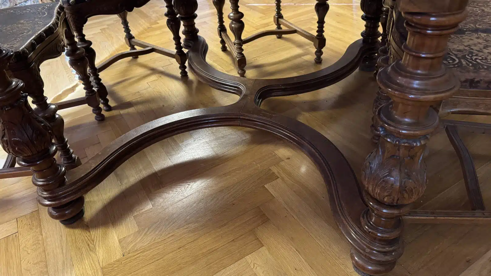 Gründerzeit Speisezimmer Sitzgruppe, um 1880, gedrechselt und plastisch beschnitzt, bestehend aus: 1 rechteckiger Tisch mit Kreuz stegverbindung, Plattengröße 123 x 104 cm, H 79cm zuzüglich 5 Sessel in gleicher Ausführung, Sitze und Lehnteile mit geprägter Lederbespannung, – Bild 12