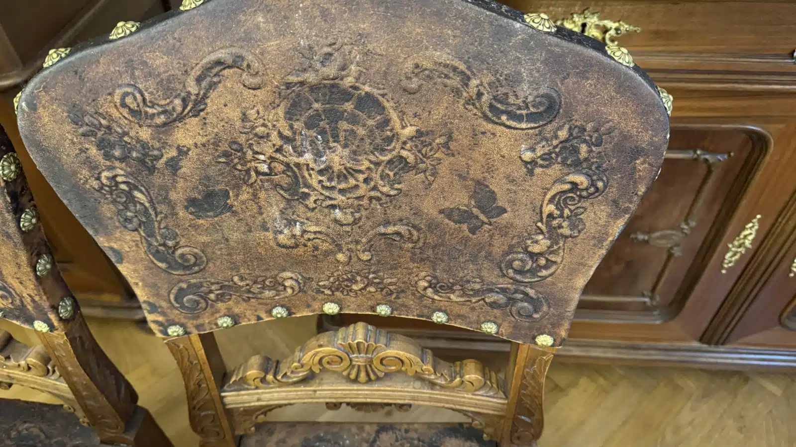 Gründerzeit Speisezimmer Sitzgruppe, um 1880, gedrechselt und plastisch beschnitzt, bestehend aus: 1 rechteckiger Tisch mit Kreuz stegverbindung, Plattengröße 123 x 104 cm, H 79cm zuzüglich 5 Sessel in gleicher Ausführung, Sitze und Lehnteile mit geprägter Lederbespannung, – Bild 13